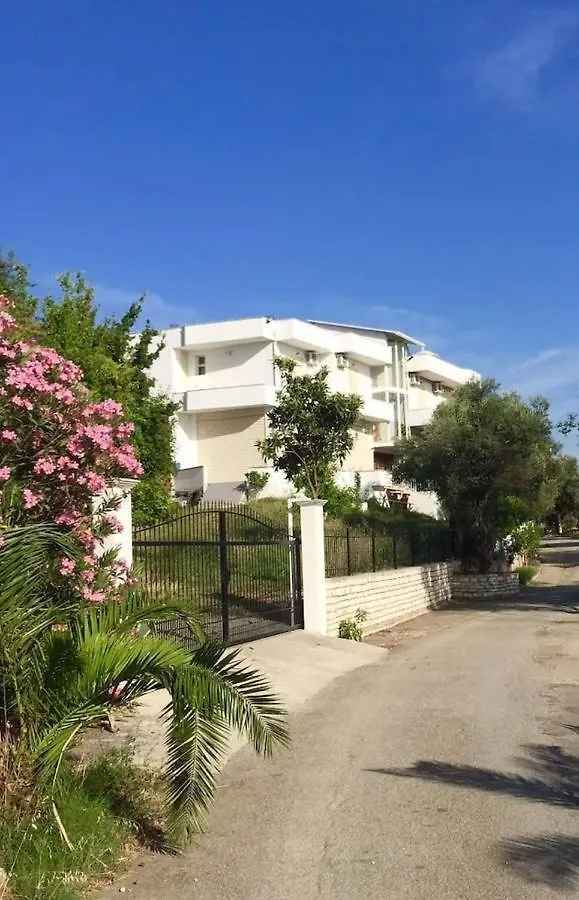 Hotel Qerana'S Rooms: Corner Of Nature Golem