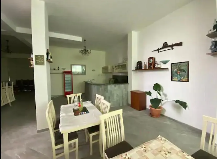 Qerana'S Rooms: Corner Of Nature Golem  Albanie